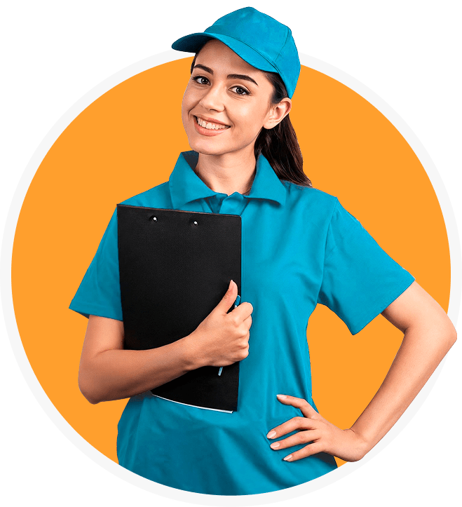 Улыбающаяся девушка в синей униформе и папкой с бумагами в руке